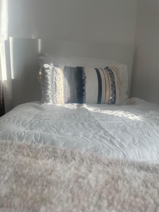 Home Sweet Home In Rg1 With Free Parking Reading Exterior foto