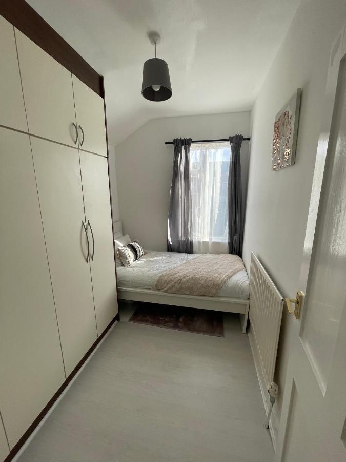 Home Sweet Home In Rg1 With Free Parking Reading Exterior foto