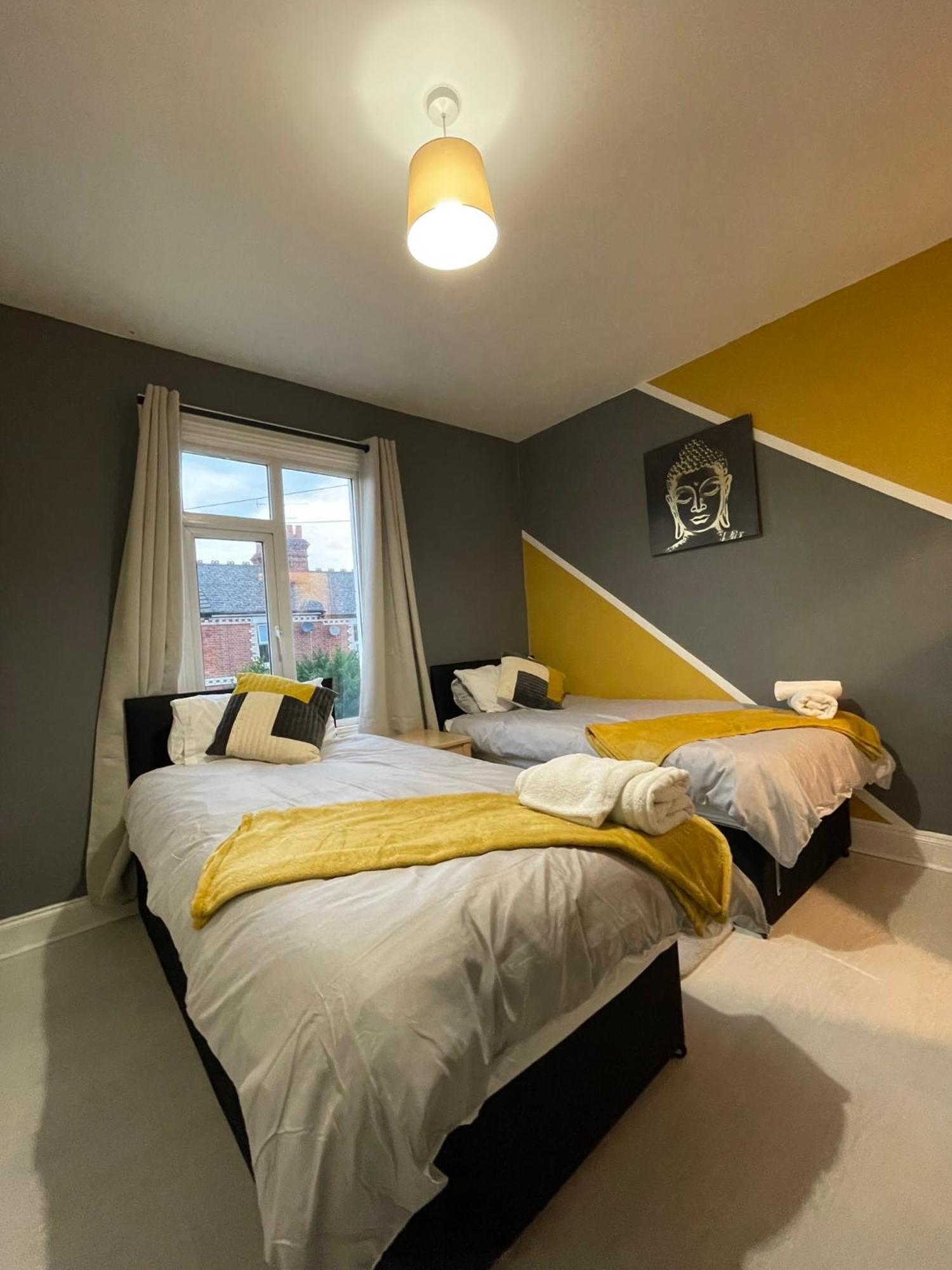 Home Sweet Home In Rg1 With Free Parking Reading Exterior foto